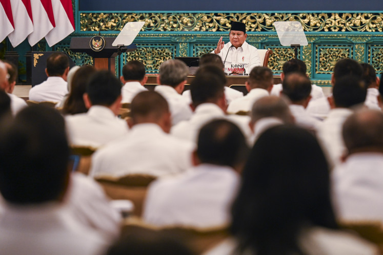 Presiden Prabowo Subianto memimpin rapat kabinet paripurna pada hari Senin di Istana Negara di Jakarta.